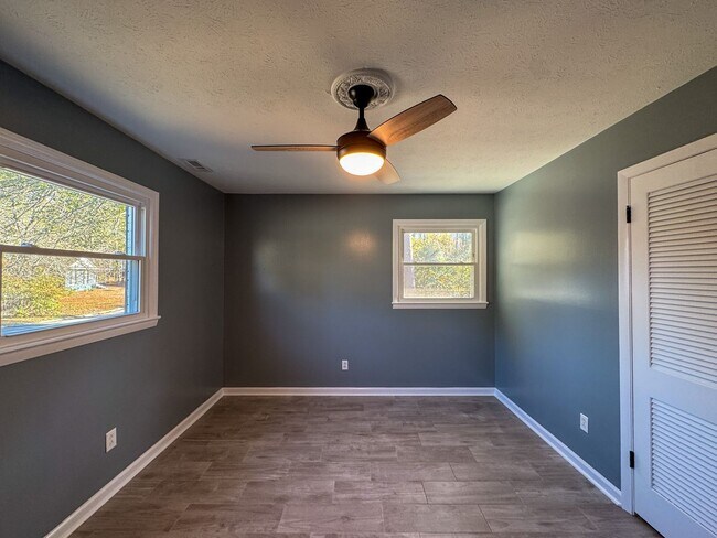 Building Photo - Charming 3 Bed 1.5 Bath Home with Flex Room