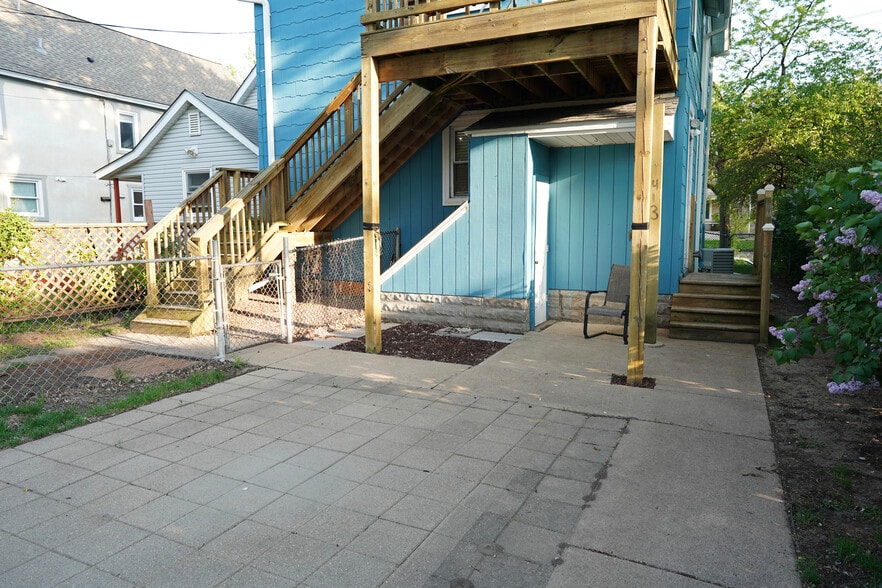 Fenced in paved patio - 413 19th Ave NE