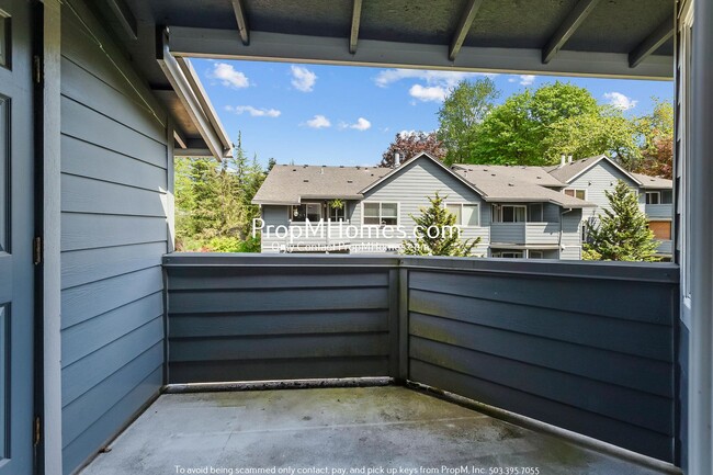 Building Photo - Beautifully Updated Condo in Multnomah Vil...
