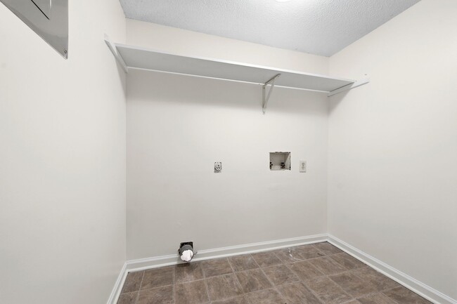 Building Photo - Fully Repainted 2be/1.5ba Duplex With Easy Access To The Highway