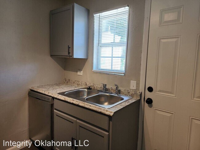 Building Photo - 2 br, 1 bath House - 900 N. Redbud Dr.