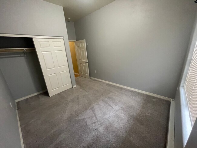 Building Photo - Town House in Post falls