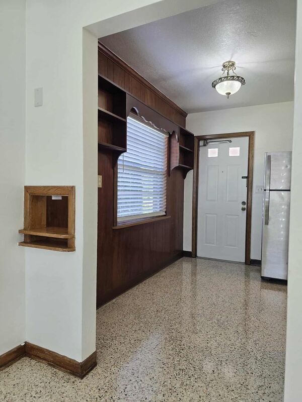 Building Photo - 127 E Beacon Rd