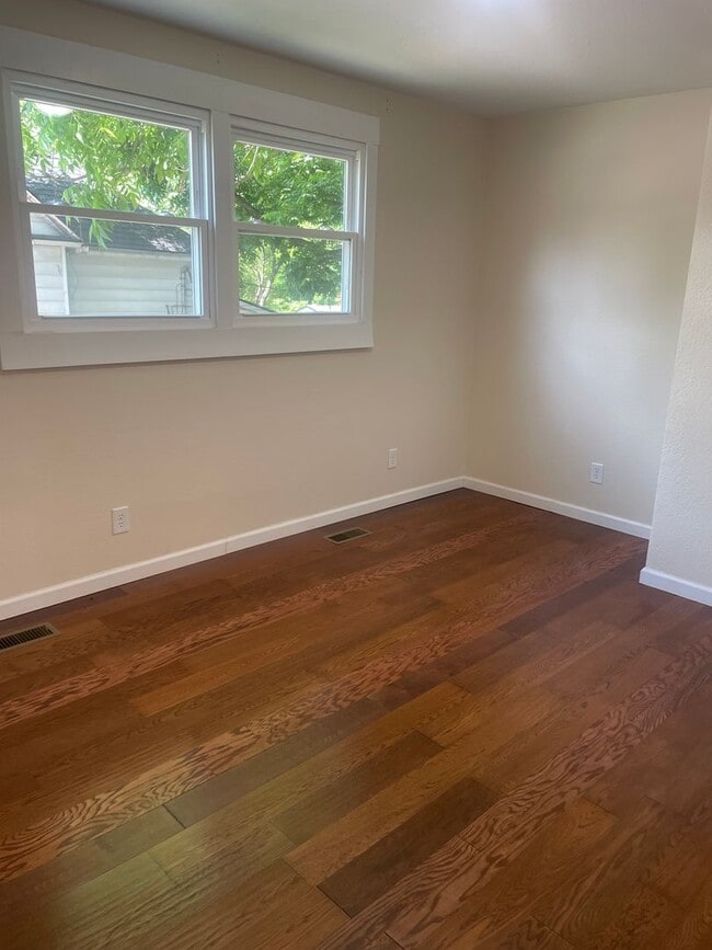 Building Photo - Etowah 37331 - Now available, 2-bedroom, 1-bath apartment conveniently located in Etowah! - Conta...