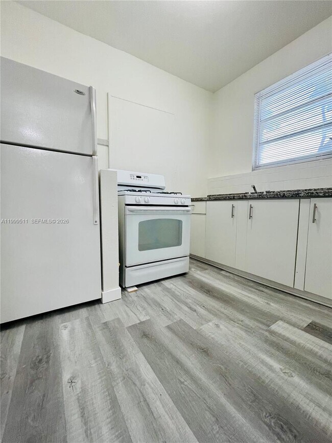 Building Photo - 442 SW 10th Ave