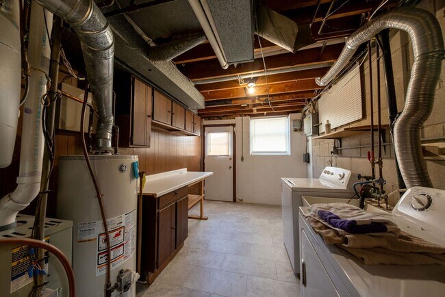 Building Photo - Recently-renovated home perfect for family