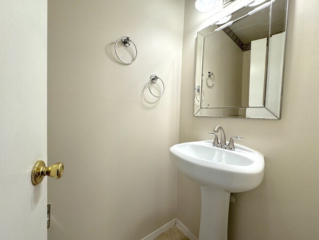 Building Photo - Charming Reston Townhome: Your Ideal Commuter's Haven