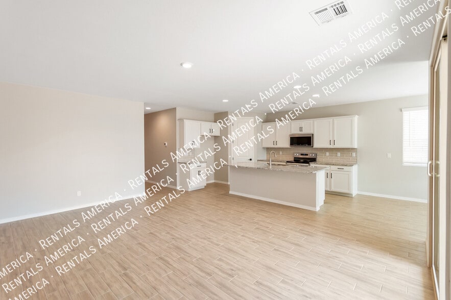 Building Photo - 36033 W San Clemente Ave