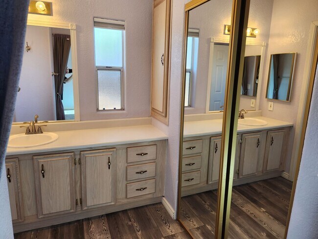 Building Photo - Stunning 3 bed / 2 bath Solar Home in Desi...
