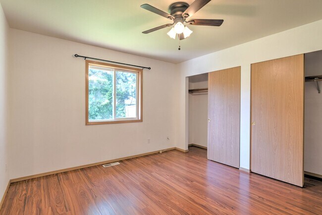 Building Photo - 3 Bedroom 2 Bath Home