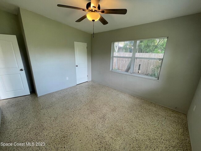 Building Photo - 303 Sharon Dr