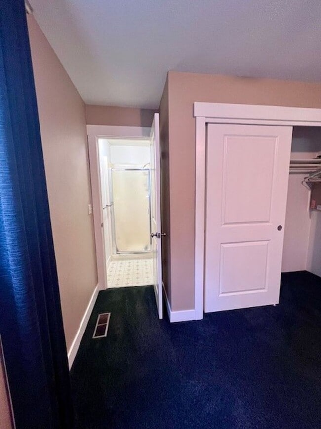 Building Photo - Cute 1 Bd 1 Ba Duplex in Beautiful Blaine!