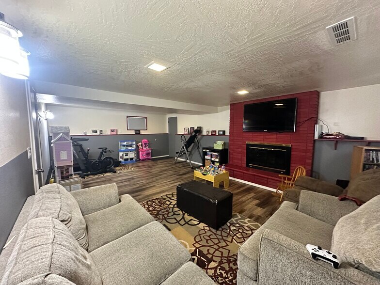 Building Photo - 219 Thayer Dr