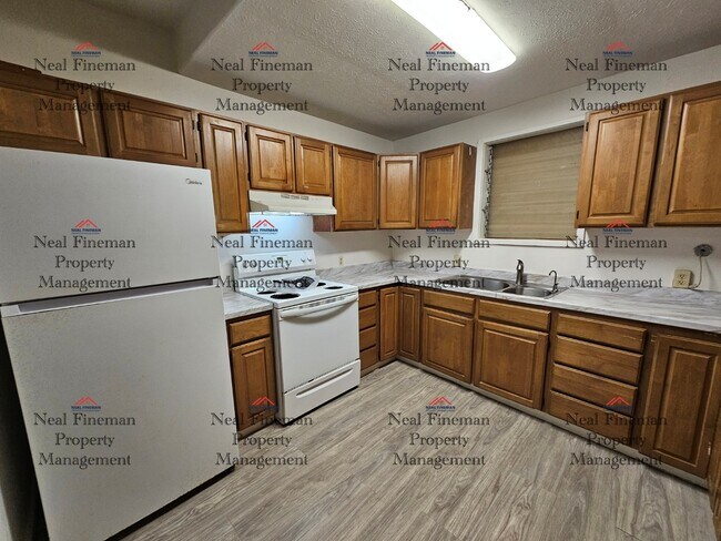 Building Photo - 4 BED, 1 BATH APARTMENT, 2 TANDEM PARKING