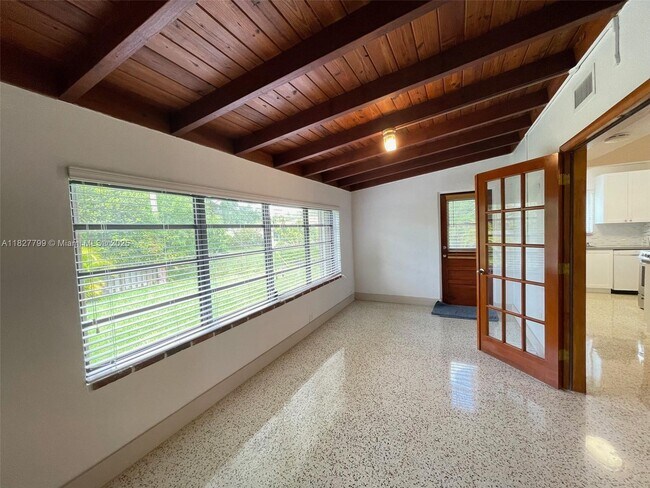 Building Photo - 2920 SW 60th Ct