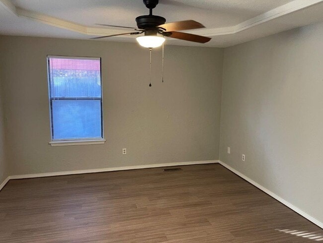 Building Photo - Remodeled , modern and lots of New in Moor...
