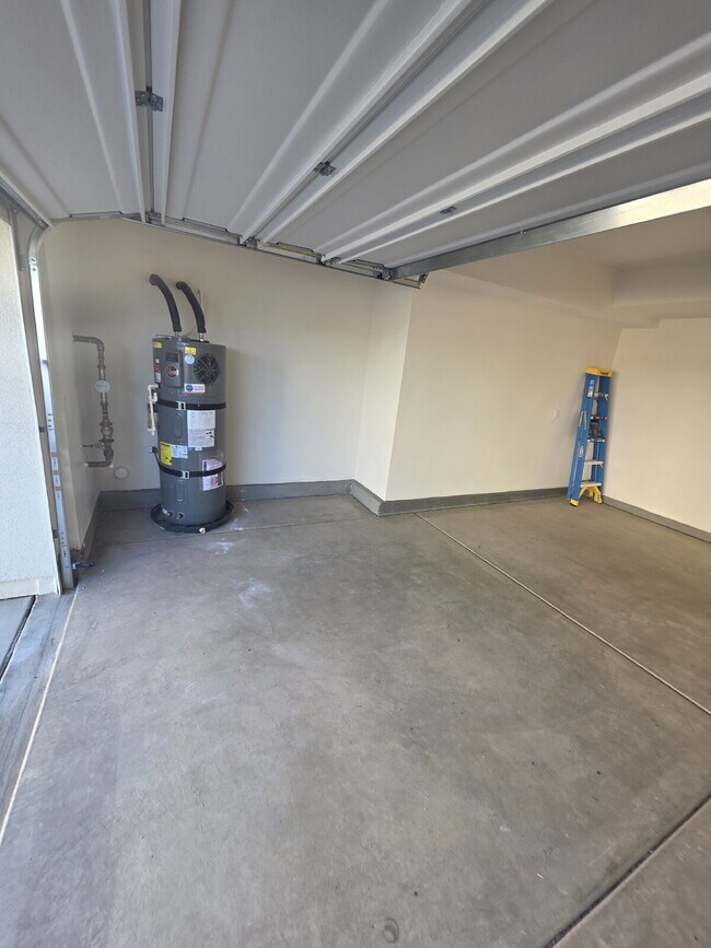 Building Photo - PRICE REDUCTION!! Sycamore Heights Masterpiece "Spacious 3-Bedroom Condo  with 3 Full Baths 1588 ...