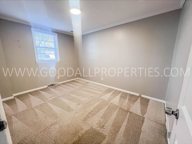 Building Photo - 3 Bedroom 1 Bath Duplex in Clive fenced ba...