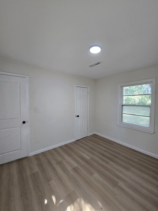 Building Photo - 1018 N Volutsia