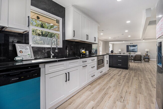 Building Photo - 2806 Chaucer Dr SW