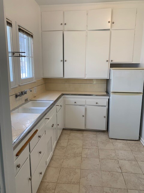BRIGHT KITCHEN/SINK/FRIDGE - 336 N Palm Dr
