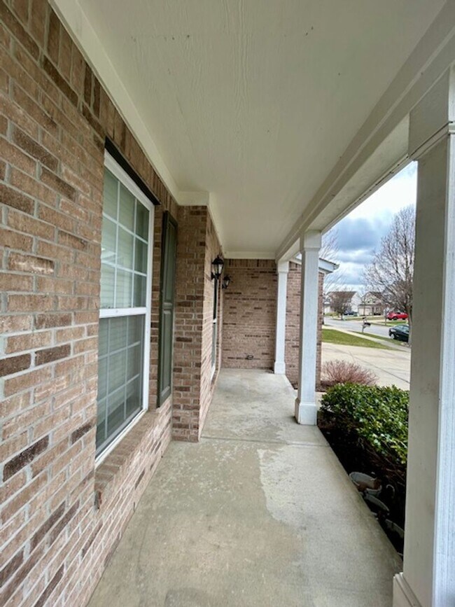 Building Photo - Beautiful 2 Story, 4 Bedroom, with a Full ...