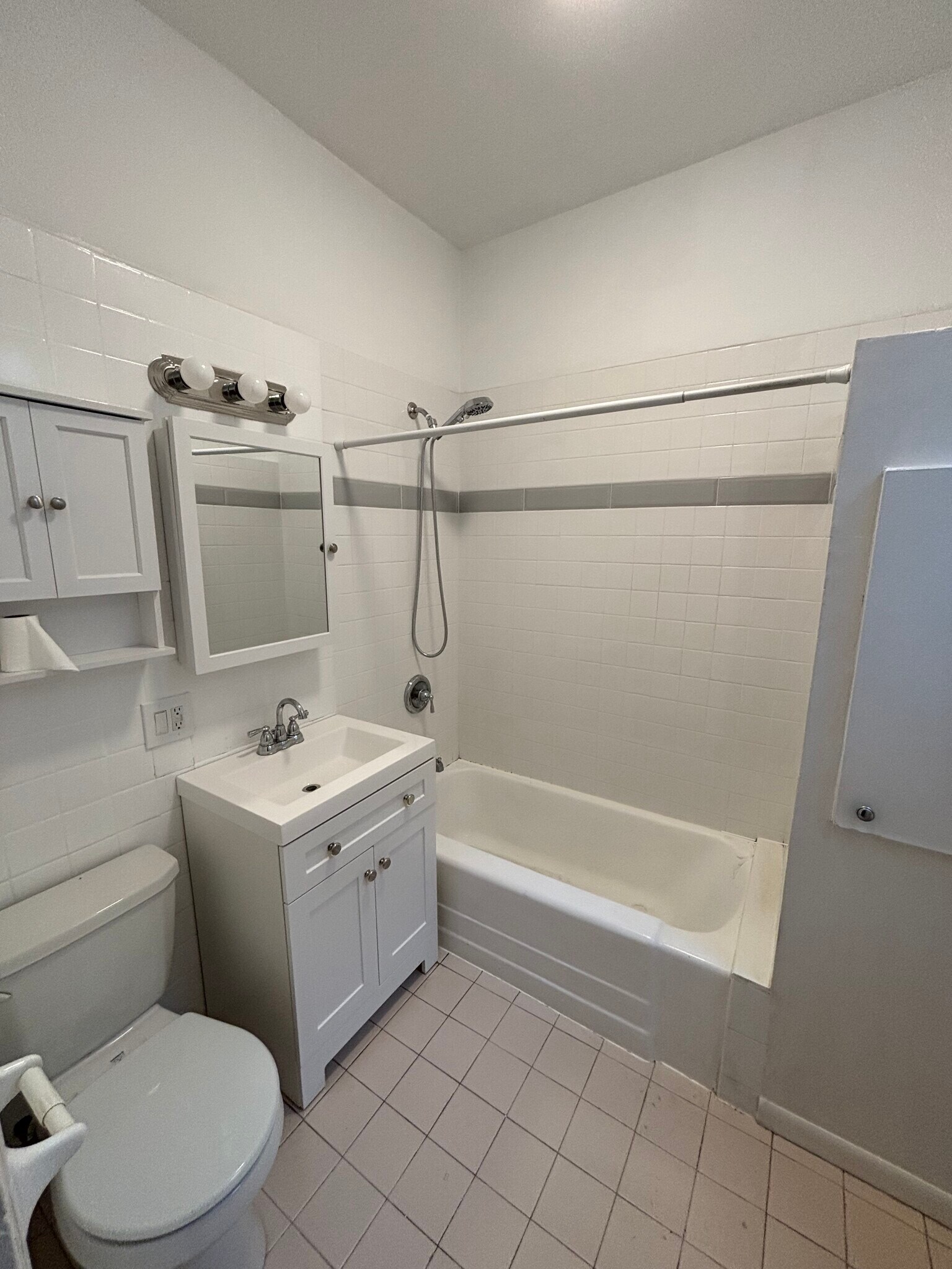 Bathroom - 1429 W Thome Ave