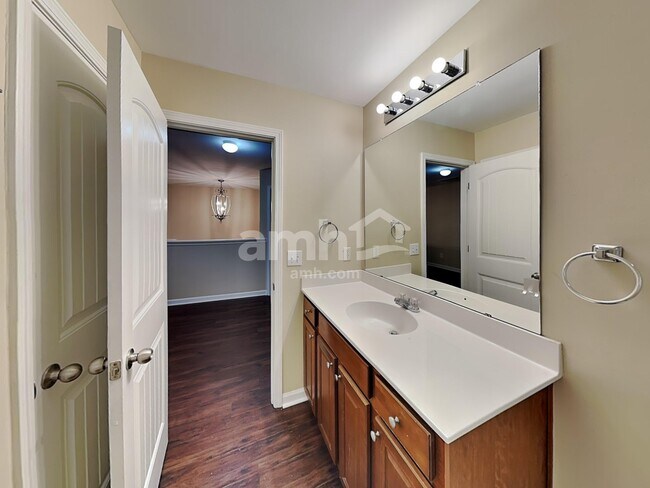 Building Photo - 850 Stonehaven Rd SW