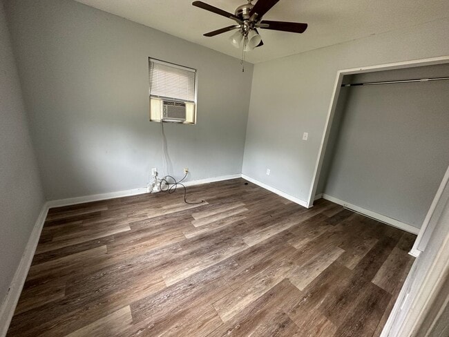 Building Photo - Cute 2 Bedroom Upstairs Apartment