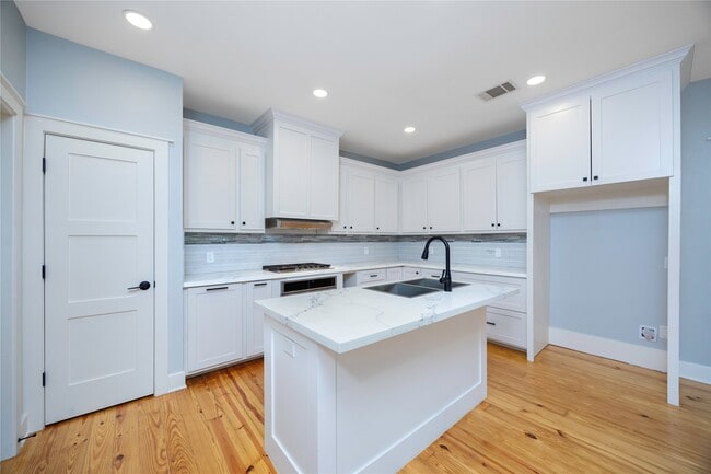Building Photo - 1102 Bingham St