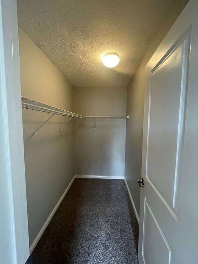 Building Photo - Three Bedroom Single Family Home - Great N...