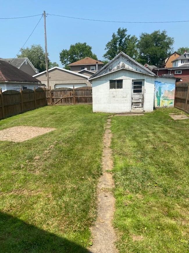 Building Photo - 2 bedroom house one block from City Park