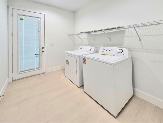 Building Photo - 3304 E North Bay St