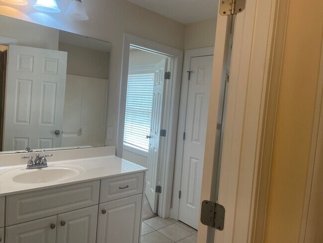 Building Photo - Outstanding Five Bedroom Three Full Bathro...