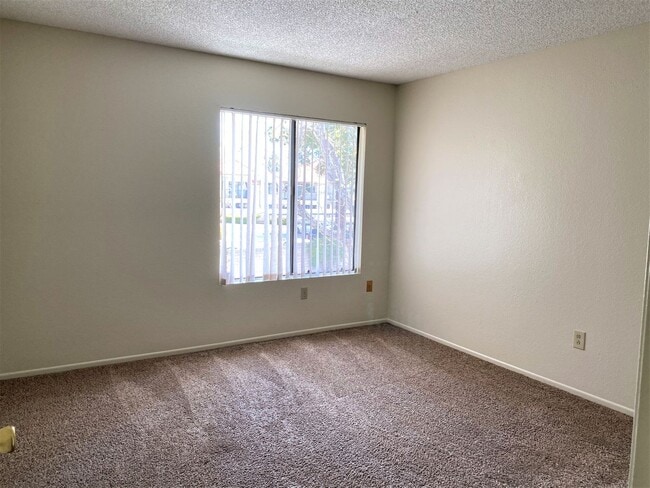 Building Photo - Mira Mesa Top Floor Dual Master Condo!