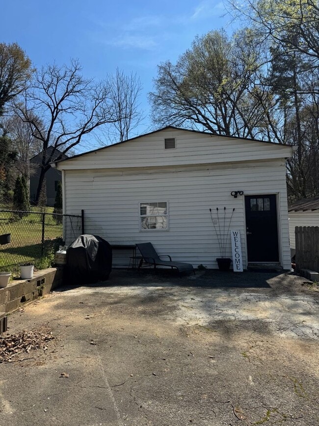 Building Photo - Adorable Garage Apartment Living in the Riverside Community