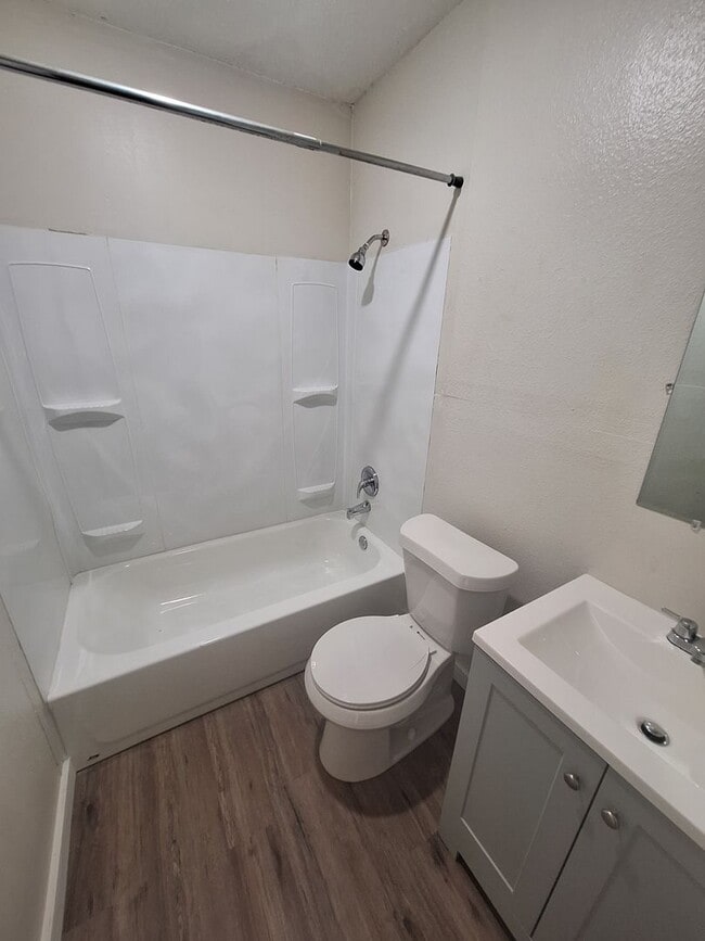 Building Photo - 3 bedroom, 1 bath