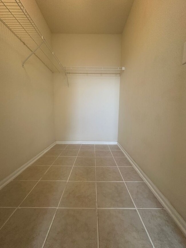 Building Photo - Spacious 1B/1B Unfurnished Condo near Beac...