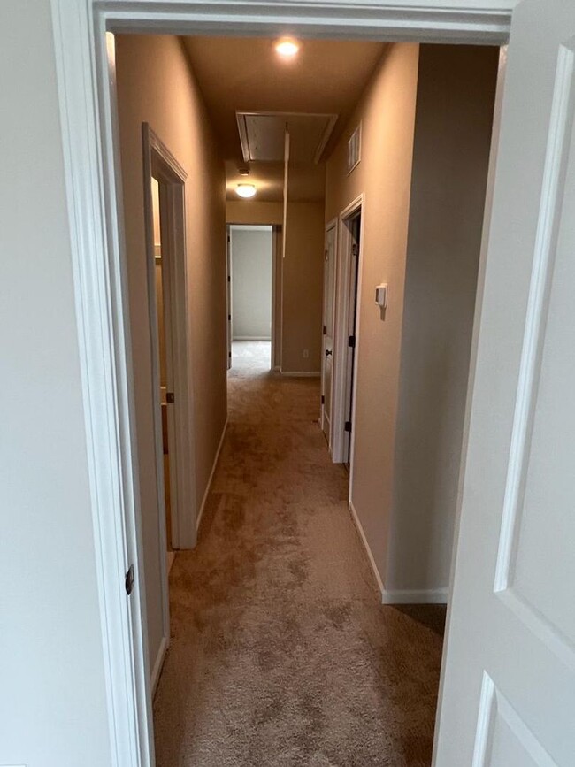 Building Photo - Townhome with 3BR/2.5BA Garage Located in ...