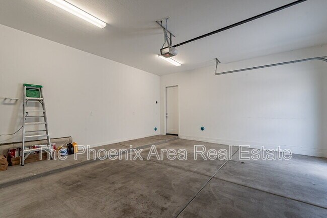 Building Photo - 901 S Smith Rd