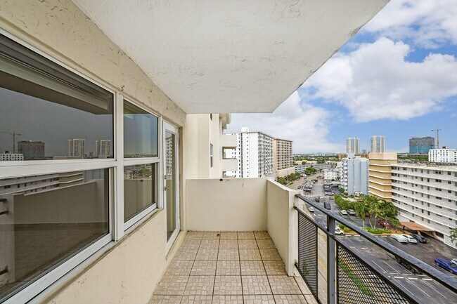 Building Photo - 401 Golden Isles Dr