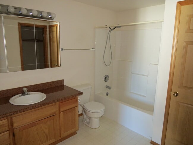 Building Photo - Beautiful 3 Bedroom, 2.5 Bathroom Home on ...