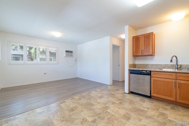 Building Photo - $2300 / 1br - 500ft2 - 1br/1ba/2pkg Townho...