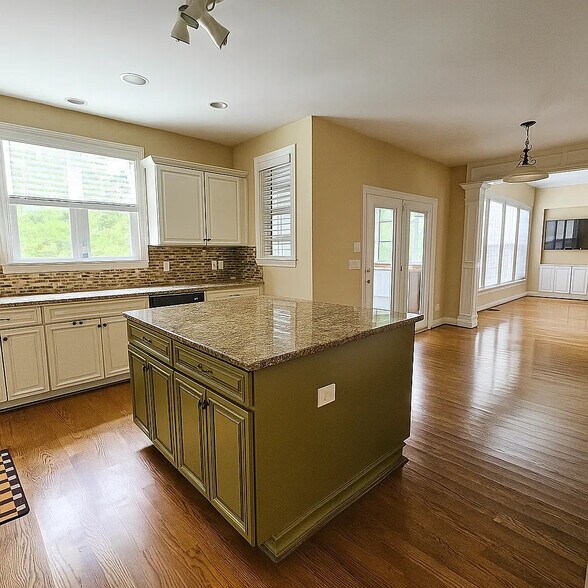 Building Photo - 1530 Bledsoe Ln