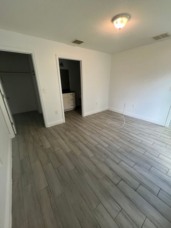 Building Photo - Beautiful 3-bedroom 2 bath single story home in SW Orlando near International Drive