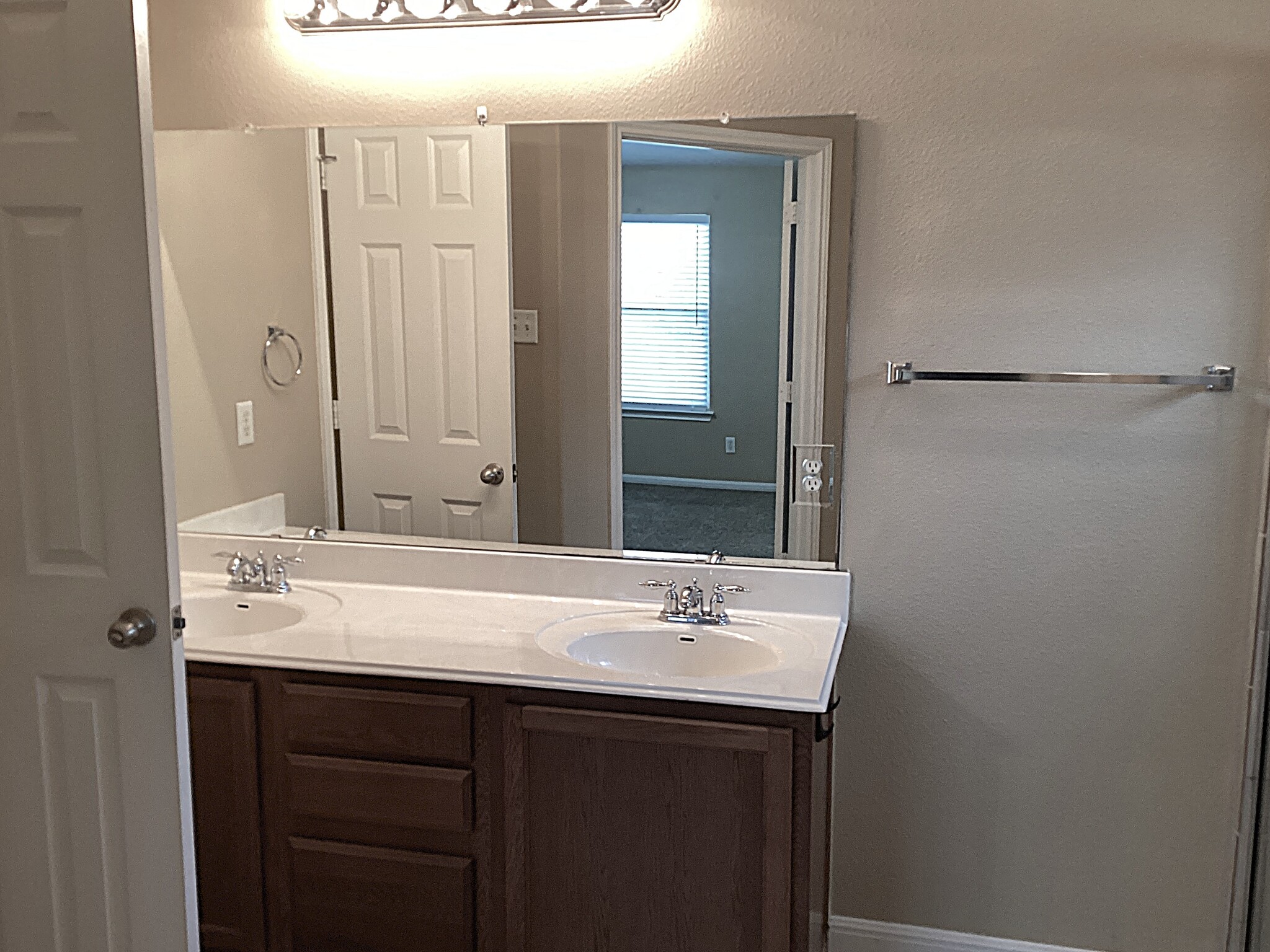 Building Photo - 18505 Sandy Bottom Dr
