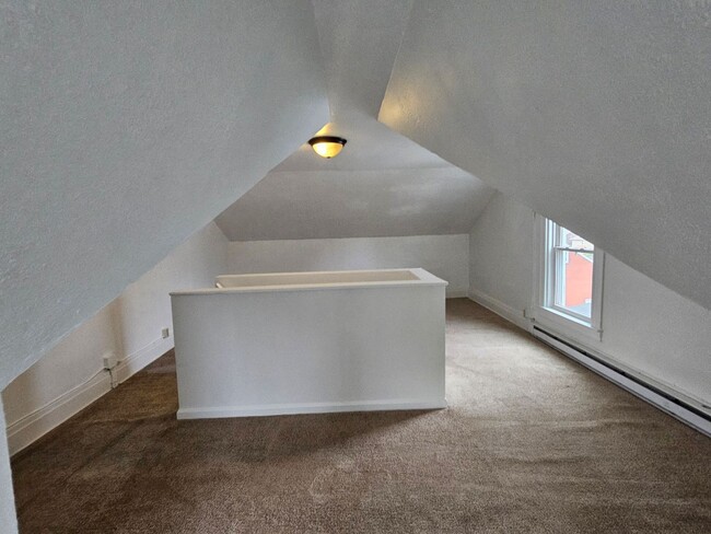 Building Photo - Spacious 3 bedroom 1 bath townhouse for re...