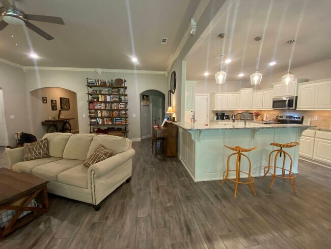 Building Photo - 3 Bedroom 2.5 Bathroom Home