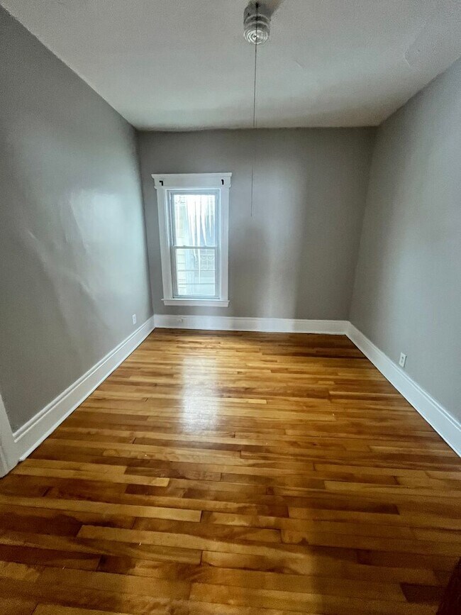 Building Photo - 129 Victoria Pl