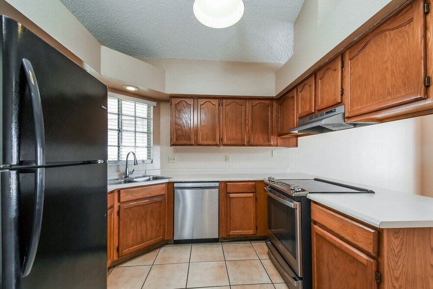 Building Photo - 3460 N Seneca Ct